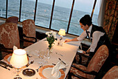 Clearing the table, Restaurant, Kreuzfahrtschiff MS Delphin Renaissance, Kreuzfahrt Bremerhaven - Südengland, England