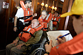 Körperlich bhinderter Passagier im Rollstuhl, Notfallübung, Kreuzfahrtschiff MS Delphin Renaissance, Kreuzfahrt Bremerhaven - Südengland, England