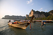 Boote ankern am Strand von Hat Rai Leh, Railey West, Laem Phra Nang, Railay, Krabi, Thailand (nach dem Tsunami)