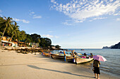 Boote am Strand, Ao Ton Sai, Banyan Tree Bay, Ko Phi Phi Don, Ko Phi Phi Island, Krabi, Thailand, (nach dem tsunami)