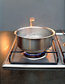 Kochtopf auf Gasherd, kochen, heisses Wasser, Gasflamme, sprudeln, Tee