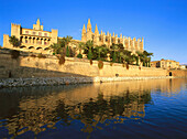 Palast, Palau de L'Almudaina mit Kathedrale, Parc de la Mar, Palma de Mallorca, Spanien