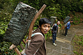 Träger, Treppen zum Gipfel, Emei Shan,Pilgerweg, Treppen, Träger mit schweren Steinen beladen, die Steine wiegen mehr als die Träger, Tagesverdienst 1ein Euro, Traggestell, Berge Emei Shan, Weltkulturerbe, UNESCO, Provinz Sichuan, China, Asien