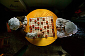 Zwei Köche spielen chinesisches Schach, Emei Shan, Provinz Sichuan, China, Asien
