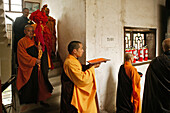 Nantai Tempel, Mönch, Heng Shan Süd,Abt des Klosters mit Mönchen auf dem Weg zur Andacht, Nantai Tempel, Hengshan Süd, Provinz Hunan, China, Asien