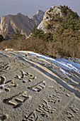 Südgipfel, Hua Shan,Kalligrafie, chinesisches Schriftzeichen im Stein, Südgipfel, Winter, Schnee, Huashan, Provinz Shaanxi, China, Asien