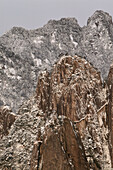 Berg im Schnee, Huang Shan,Steintreppen im Fels, Winterlandschaft, Grand Canyon of Xihai, Huang Shan, Anhui province, UNESCO, Weltkulturerbe, China, Asien