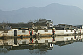 Die traditionellen Häuser des Dorfes Hongcun spiegeln sich im Teich, Hongcun, Huangshan, China, Asien
