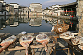 Verkaufsstand mit Schinken vor dem Teich in dem Dorf Hongcun, Huang Shan, China, Asien