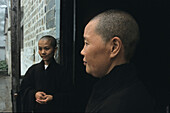 Zwei Nonnen stehen vor dem Kloster im Dorf Minyuan, Jiuhua Shan, Provinz Anhui, China, Asien