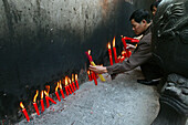 Pilger zünden rote Opferkerzen an, Putuo Shan, Provinz Zhejiang, China, Asien
