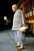 Lächelnder Mönch hält Reisschale, Putuo Shan, Provinz Zhejiang, China, Asien
