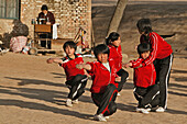 Kungfu training, Schule, Song Shan,Kungfu Morgenübung einer Kungfu Schule neben dem Shaolin Kloster, Näherin mit Nähmaschine, die für die Schüler arbeitet, Songshan, Provinz Henan, China, Asien