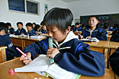neue Kungfu Schule, Dengfeng,Schüler Grundschule einer der vielen neuen Kungfu Schulen in Dengfeng, auf dem Weg zum Übungsplatz, über 30.000 Schüler werden in diversen Schulen unterrichtet, Songshan, Provinz Henan, China, Asien