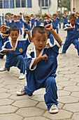 Kungfu training, Schule, Dengfeng,Schüler im Kindergartenalter einer der vielen neuen Kungfu Schulen in Dengfeng, auf Übungsplatz vor der Schule, über 30.000 Schüler werden in diversen Schulen unterrichtet, Songshan, Provinz Henan, China, Asien