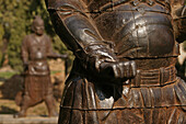 Wächterstatuen, Song Shan,Tempelwächter aus Gußeisen im im Vorhof des Kloster Zhongyue, taoistischer Tempel,  Zhongyue, daoistisch-buddhistischer Berg Song Shan, Provinz Henan, China, Asien