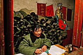 Mantelverleih, Militärmäntel zum Verleih werden hier in einem ehemaligen Tempel gelagert und ausgegeben, Südliches Himmelstor, Tai Shan, Provinz Shandong, UNESCO Weltkulturerbe, China, Asien