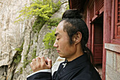 Taoistischer Mönch Zhang Qingren demonstriert die hohe Kunst des Taichi, entlegenes Kloster Hou Shi Wu, Steinfestung, Taishan, Provinz Shandong, UNESCO Weltkulturerbe, China, Asien