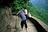 porter on the pilgrim path to the peak of Wudang, Wudang Shan, Taoist mountain, Hubei province, Wudangshan, Mount Wudang, UNESCO world cultural heritage site, birthplace of Tai chi, China, Asia