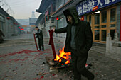 Mann mit China Kracher, Chinesisches Neujahrsfest, Taihuai, Wutai Shan, Provinz Shanxi, China, Asien