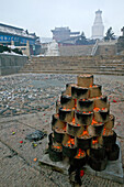 Feuer mit Kohlebriketts für das Chinesisches Neujahrsfest, Weiße Pagode, Taihuai, Wutai Shan, Provinz Shanxi, China, Asien