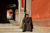 old monk, Luohou monastery, Taihuai, Wutai Shan, Five Terrace Mountain, Buddhist Centre, town of Taihuai, Shanxi province, China, Asia