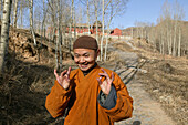 Mönch demonstriert Gebetshaltung der Hände, Aufgang zum Santa Kloster, Wutai shan, Shanxi Provinz, China, Asien