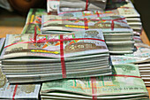Bündel Geldscheine,Totengeld, zum Verbrennen in Tempel, Begräbnis, Zeremonie, China, Asien