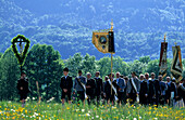 Trachtenumzug durch Blumenwiesen, Trachtenwallfahrt nach Raiten, Unterwössen, Chiemgau, Oberbayern, Bayern, Deutschland