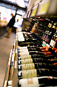 Weinflaschen in einem Geschäft, Fruits de France, Neue Stadt, Prag, Tschechien