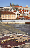 Nahaufnahme von einem Kreuz, Karlsbrücke, Prag, Tschechien
