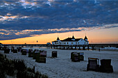 Strand mit Seebrücke bei Sonnenuntergang, Ahlbeck, Usedom, Mecklenburg-Vorpommern, Deutschland