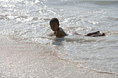 Junge am Beau Vallon Beach, Mahe Island, Seychellen