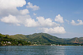 Blick von Cat Cocos Katamaran auf Praslin Island, nahe Praslin Island, Seychellen