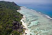 Luftaufnahme von Anse Source D´Argent Beach, La Digue Island, Seychellen