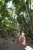 Familie auf Pfad am Vallee de Mai Nature Reserve, Praslin Island, Seychellen