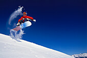 Mann beim Snowboard fahren