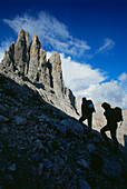 Zwei Personen beim Bergwandern, Vajolett-Türme, Dolomiten, Südtirol, Italien