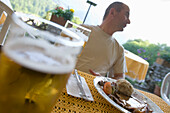 Mann genießt sein Essen, Bier und Schweinebraten, Pension Sonnenbichl, Berchtesgaden-Oberau, Berchtesgadener Land, Bayern, Deutschland