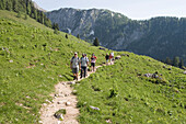 Bergwanderer in der Nähe von Jenner, Koenigssee, Berchtesgadener Land, Bayern, Deutschland
