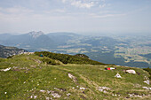 Zwei Menschen beim ausruhen auf eine Bergwiese, Untersberg, Salzburg, Österreich