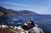 Frau am Rocky Point, Küste bei Big Sur, Kalifornien, USA