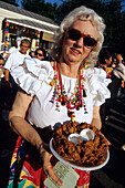 Frau mit fritierten Zwiebeln, San Antonio Fiesta, San Antonio, Texas, USA