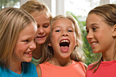 Vier Mädchen stehen dicht beieinander, Kindergeburtstag