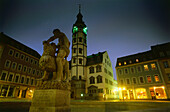 Rathaus und Brunnen am Markt bei Nacht, Gera, Thüringen, Deutschland
