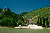Blick über Rhein mit Ausflugsschiff auf Burg Stahleck bei Bacharach, Rheinland-Pfalz, Deutschland