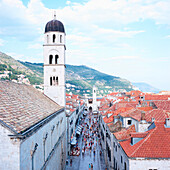 Blick über der Hauptstraße Stradun mit Franziskanerkloster, Berge im Hintergrund, Dubrovnik, Dalmatien, Kroatien