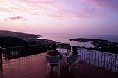 Ein Paar schauen sich der Sonnenuntergang an, Sunset Happy Hour, Blick von Bonnie View Plantation Hotel, Port Antonio, Jamaica, Karibik