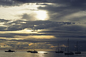 Segelschiffe bei Sonnenuntergang, Rodney Bay, St. Lucia, Karibik