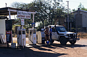 Eine Tankstelle in Daly Waters, Daly Waters Pub Outback Servo Petrol Station, Northern Territory, Australien